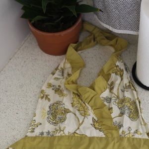 ruffle apron with pocket